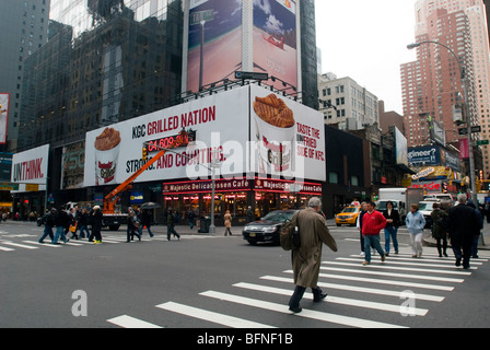 Les travailleurs de mettre la touche finale sur un panneau pour Kentucky Fried Chicken poulet grillé le nouveau produit à New York à Times Square Banque D'Images