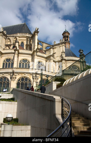 Eglise Saint-Eustache architecture gothique contraste avec l'escalier moderne des Halles de Paris, France. Banque D'Images