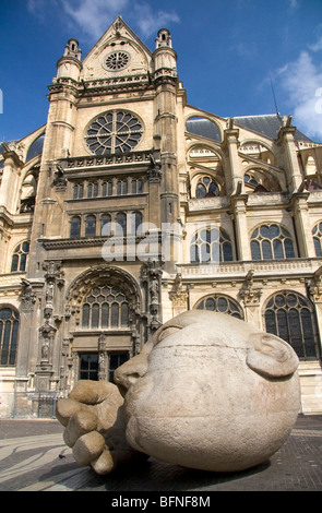 L'Ecoute sculpturale moderne l'art public par Henri de Miller en face de l'Eglise Saint-Eustache à Paris, France. Banque D'Images
