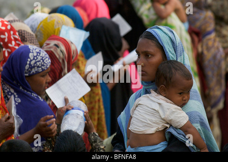 Les victimes attendent toujours que des secours après le cyclone Sidr détruit certaines parties du delta du Bangladesh. Banque D'Images