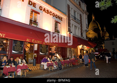 Restaurant extérieur et la vie nocturne dans le quartier de Montmartre à Paris, France. Banque D'Images