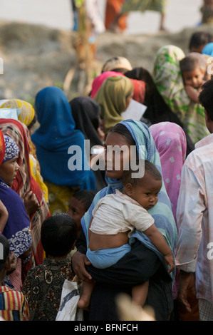 Les victimes attendent toujours que des secours après le cyclone Sidr détruit certaines parties du delta du Bangladesh. Banque D'Images