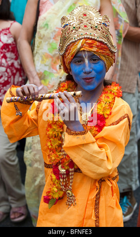 Un garçon vêtu comme Le Seigneur Krishna assiste à la célébration de la fête hindoue Ratha Jatra de chars à London UK Banque D'Images