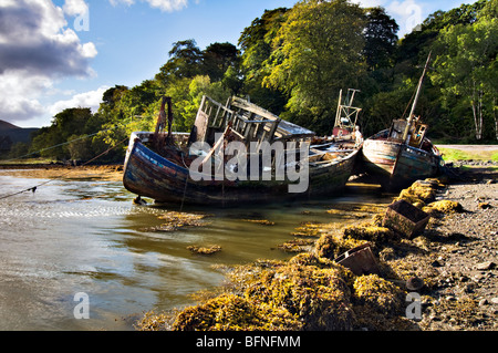 Ruiné et abandonné près de chalutiers de pêche Salen sur le rivage du Sound of Mull, prises sur une journée ensoleillée d'automne birght Banque D'Images