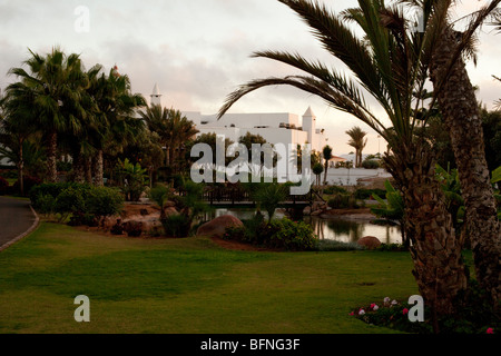 Hôtel Riu Tikida Dunas Resort Agadir Maroc. Vue sur le bâtiment principal avec des jardins paysagers à l'avant-plan. Banque D'Images