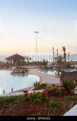 Piscine à l'hôtel Riu Tikida Dunas Resort Agadir Maroc. Agadir est toujours en reconstruction après le tremblement de terre dans les années 1960. Banque D'Images