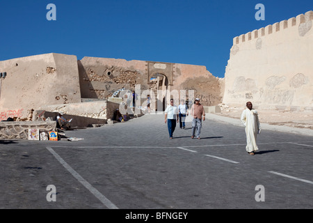 Les touristes quittent la kasbah en ruine à Agadir au Maroc. Banque D'Images