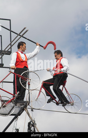 The Flying Wallendas effectuer sur la corde raide Banque D'Images