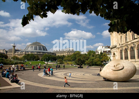 L'Ecoute sculpturale moderne l'art public par Henri de Miller en face de l'Eglise Saint-Eustache à Paris, France. Banque D'Images