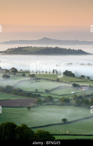 Un brouillard lever du soleil sur les Somerset Levels montrant Ben Knowle Hill en face de Glastonbury Tor Banque D'Images