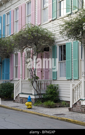 Ligne maisons aux volets colorés à Savannah, Géorgie, USA Banque D'Images