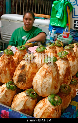 Décortiqué frais coco pour la vente au marché de Papeete, Tahiti. Banque D'Images