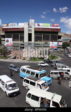 Trafic sur la Plaza Arqueologica et le stade olympique Hernando Siles, district de Miraflores, la Paz, Bolivie Banque D'Images