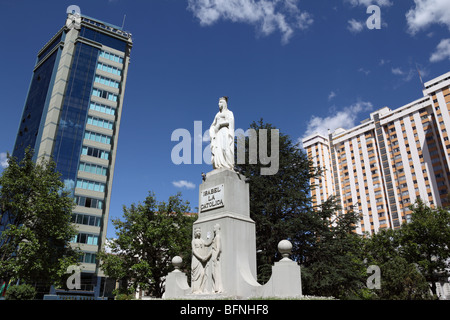 Statue de l'ancienne reine Isabella I de Castille / Isabel I de Castilla, Plaza Isabel la Catolica, Sopocachi, la Paz, Bolivie Banque D'Images