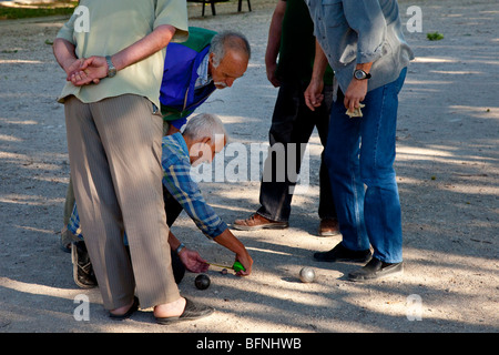 En tenant le jeu de pétanque très au sérieux - Arles Provence France Banque D'Images