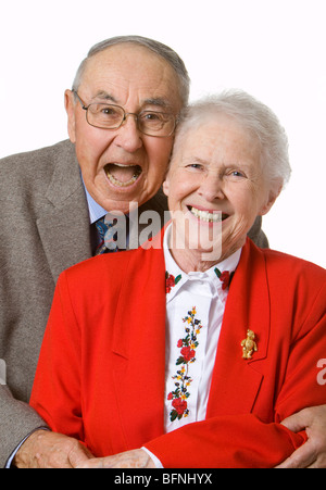 Heureux les personnes âgées qui pose pour un anniversaire photo. Banque D'Images