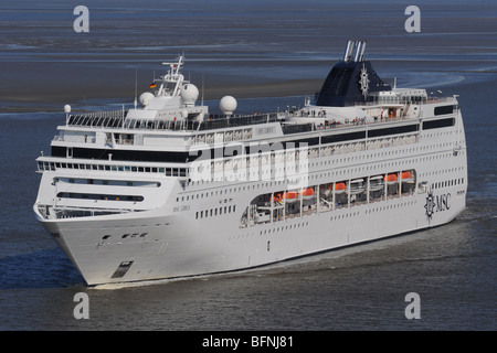 Navire de croisière MSC Lirica est d'arriver à Bremerhaven (Allemagne) le 24 juin 2009. Banque D'Images