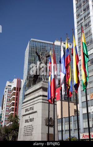 Monument à Simon Bolivar et drapeaux des pays de l'ancien état de la Grande Colombie, Paseo del Prado / Avenida 16 del Julio, la Paz, Bolivie Banque D'Images