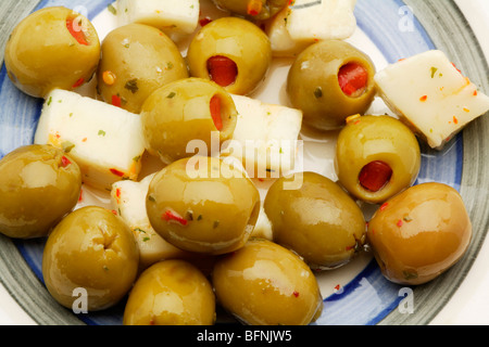 Pimento stuffed Olives Manzanilla fromage Manchego et Chill Banque D'Images