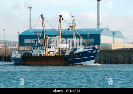 Un chalutier de partir vers l'entrée du port Shoreham. Banque D'Images