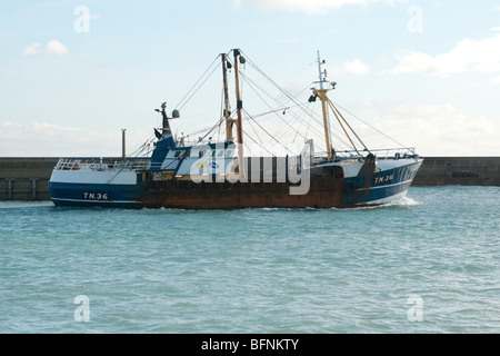 Un chalutier de partir vers l'entrée du port Shoreham. Banque D'Images