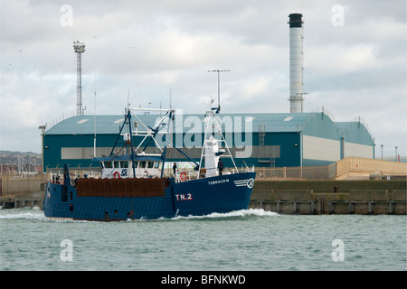 Un chalutier écossais de quitter la côte sud port de Shoreham. Banque D'Images