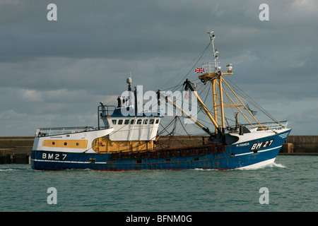 Un chalutier de partir vers l'entrée du port Shoreham. Banque D'Images