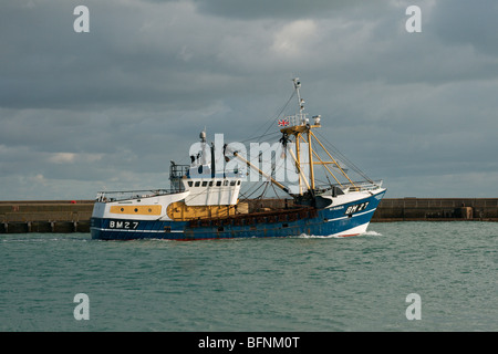 Un chalutier de partir vers l'entrée du port Shoreham. Banque D'Images