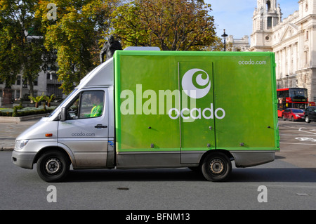 Chaîne d'approvisionnement alimentaire épicerie Ocado business delivery van driver et mate au Parlement Square London England UK Banque D'Images