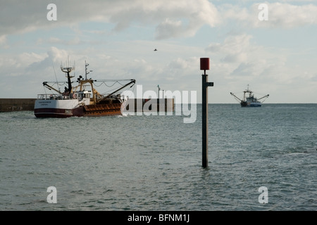 Une paire de chalutiers vers la mer de Shoreham Harbour. Banque D'Images