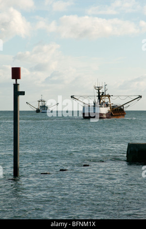 Une paire de chalutiers vers la mer de Shoreham Harbour. Banque D'Images