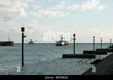 Une paire de chalutiers vers la mer de Shoreham Harbour. Banque D'Images