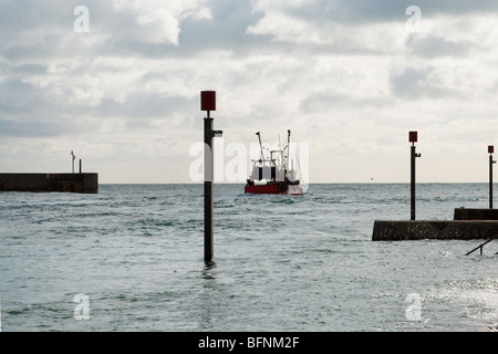 Un chalutier vers la mer de Shoreham Harbour Banque D'Images