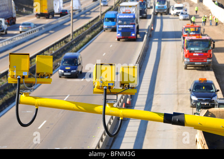 Vue aérienne de la circulation sur le projet de construction d'élargissement de la route autoroutière M25 sous le groupe quatre caméras jaunes de vitesse moyenne Essex Angleterre Royaume-Uni Banque D'Images