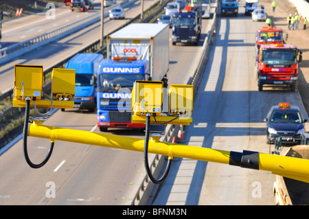 Autoroute M25 élargissement du chantier de construction vue aérienne du trafic se déplaçant sous le groupe quatre caméras aériennes jaunes à vitesse variable Essex England UK Banque D'Images