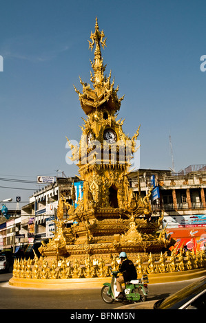 La belle tour de l'horloge à Chiang Rai, Thaïlande. Banque D'Images