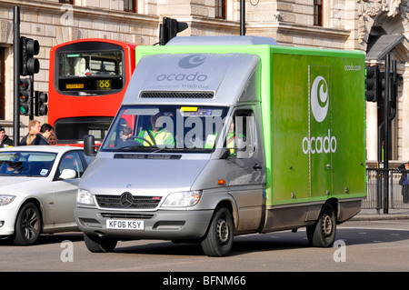 Supermarché en ligne Ocado entreprise chaîne d'approvisionnement alimentaire à la livraison d'épicerie van driver et mate la conduite dans Whitehall London England UK Banque D'Images