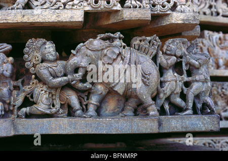 Mahabharata ; sculpture d'éléphant tuant Bhima ; temple d'Hoysaleswara ; temple d'Halebidu ; Halebid ; Halebeedu ; Karnataka ; Inde ; asie ; Banque D'Images