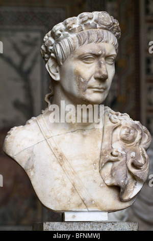 Buste de l'empereur Trajan (Marcus Ulpius Nerva Traianus) dans la Glyptothèque de Munich. Voir la description pour plus d'informations. Banque D'Images