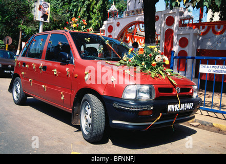 Voiture décorée de fleurs pour la cérémonie de mariage ; modèle Zen LX ; Maruti Suzuki ; Inde ; asie Banque D'Images