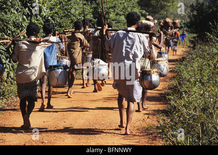 Bonda tribal hommes transportant des pots au marché hebdomadaire ; Onakadhalli ; Onukudelli ; Malkangiri ; Orissa ; Odisha ; Inde ; Asie Banque D'Images