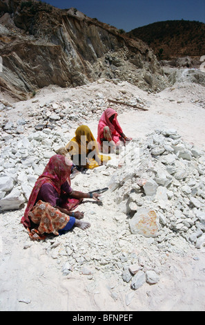 Femmes qui travaillent à briser la pierre de savon dans le mien ; Udaipur ; Rajasthan ; Inde ; asie Banque D'Images