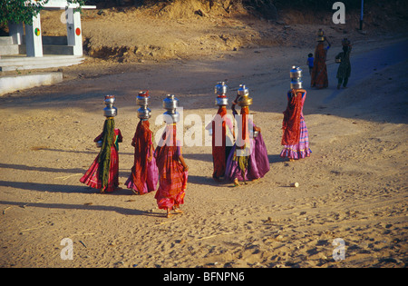 Les femmes indiennes transportant de l'eau sur la tête des pots d'équilibrage ; village ; bahai Bhuj ; ; ; Inde Gujarat Kutch Banque D'Images