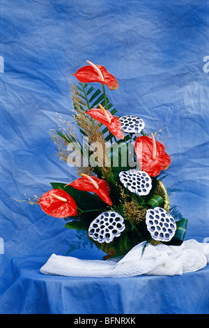 Bouquet de fleurs artificielles d'Anthurium sur fond bleu Banque D'Images