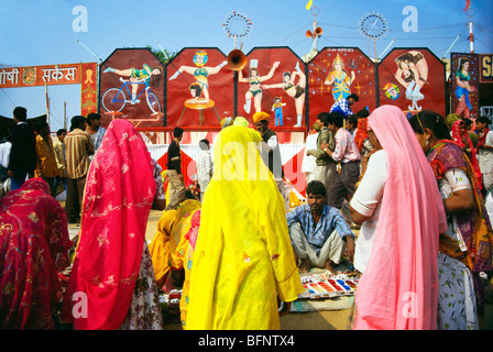 Femmes dans les sarelles colorées en dehors des charmes de cirque ; Pushkar Fair ; Rajasthan ; Inde ; Asie Banque D'Images