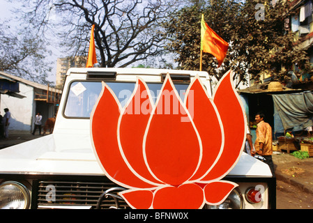 BJP élection symbole lotus devant jeep ; bombay ; mumbai ; maharashtra ; Inde ; asie Banque D'Images