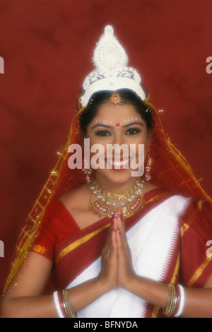 Smr 64182 : Bengali mariée à poser bienvenue ; Inde M.# 284 Banque D'Images