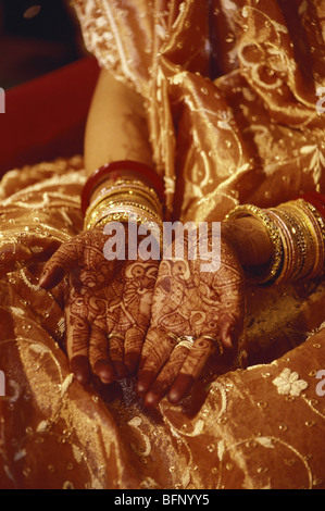 Mariée indienne ; conception de mehndi sur les mains ; conceptions de henné ; robe de mariage ; Inde ; Asie ; MR# Banque D'Images