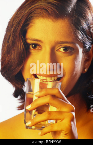 Femme eau potable ; Inde ; asie ; MR#421 Banque D'Images