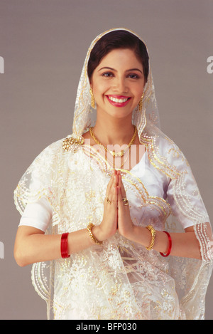 Épouses indiennes ; mariée parsi aux mains pliées ; robe de mariage ; costume de mariage ; Inde ; MR#143 Banque D'Images